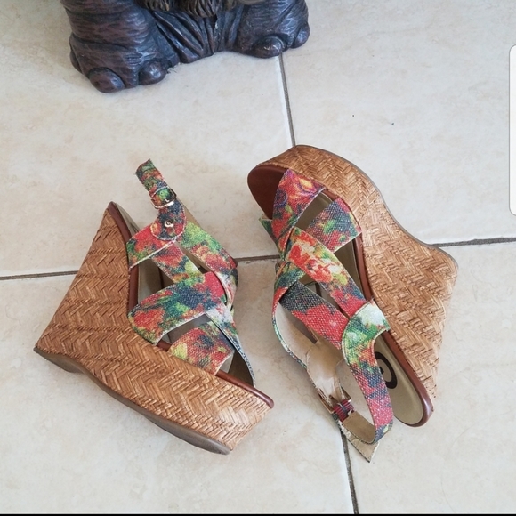 🌞Guess Wedges🌞 - Picture 2 of 6